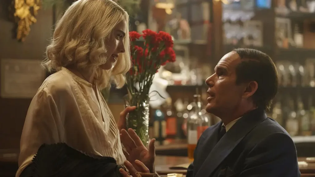 Escena de Blue Moon (2025) de Richard Linklater ambientada en un bar, con dos personajes enfrentados en un momento íntimo y emocional