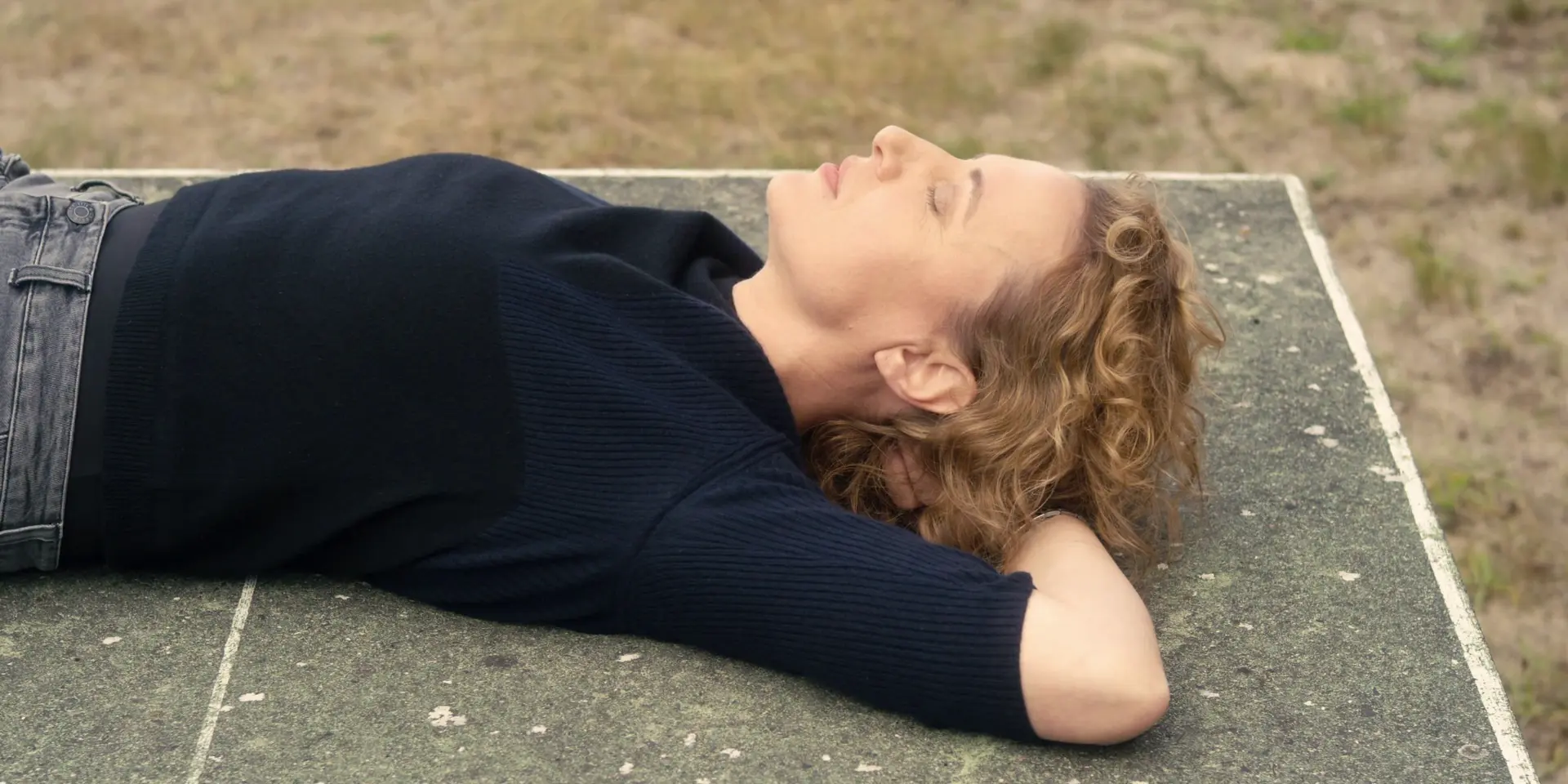 “Mujer recostada con los ojos cerrados, imagen final que simboliza la autonomía y la reconstrucción del deseo tras la relación con la inteligencia artificial”