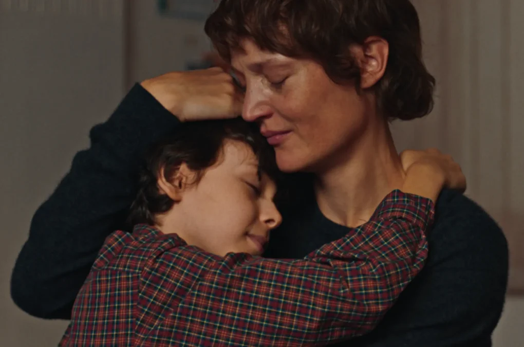 Vicky Krieps junto a su hijo en Love Me Tender (2025), drama dirigido por Anna Cazenave Cambet