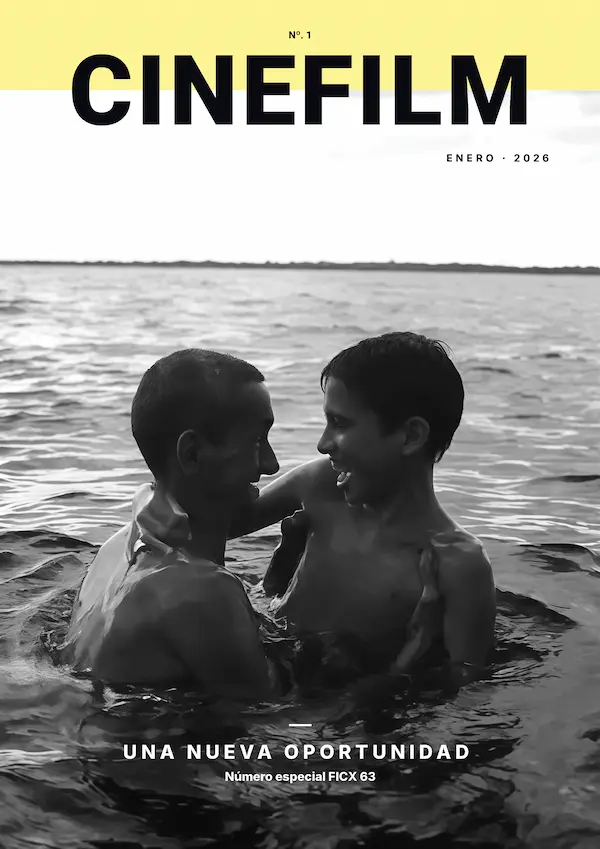 Portada del primer número de la revista Cinefilm con una escena en blanco y negro de dos jóvenes en el agua