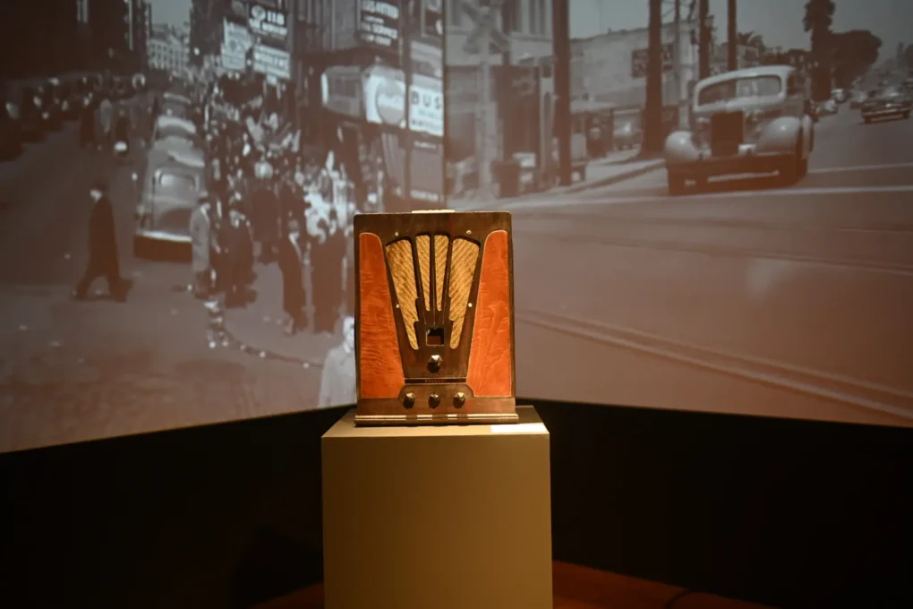 Instalación audiovisual con radio vintage en la exposición Mi nombre es John Ford presentada en el FICX.