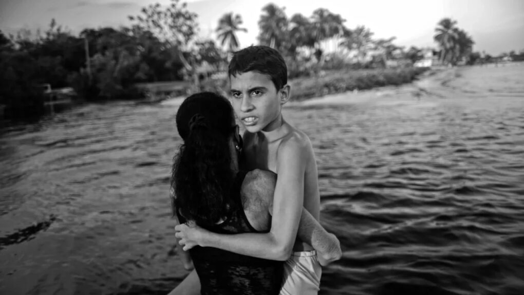 Al Oeste, en Zapata (2025) | Análisis audiovisual del documental de David Bim | CineFilm Fotograma de la película Al oeste en Zapata mostrando a los protagonistas en un entorno rural.