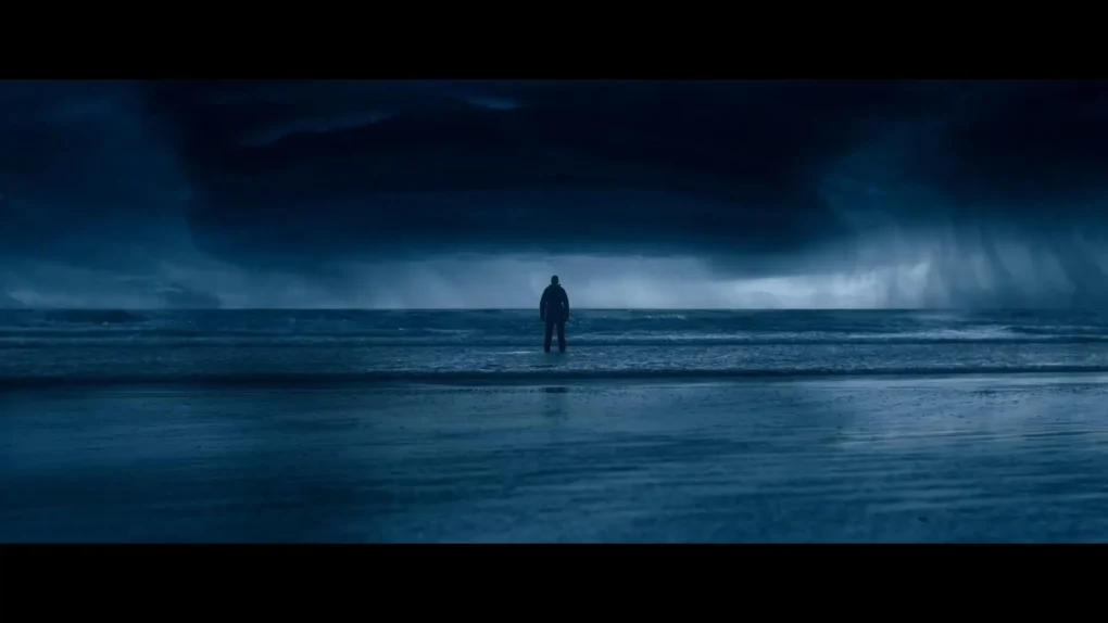 Figura solitaria frente al mar en Anémona (2025), película de Ronan Day-Lewis
