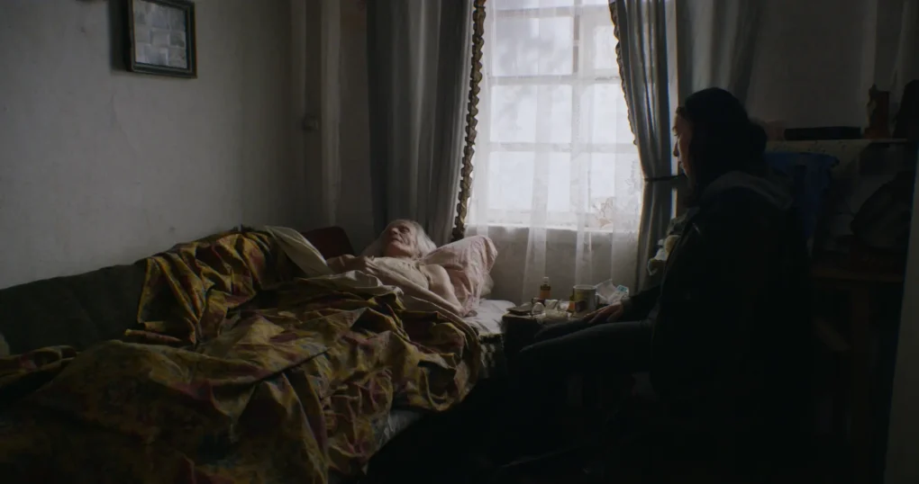 Simona junto a su abuela enferma en una escena de Back to the Family (2025)