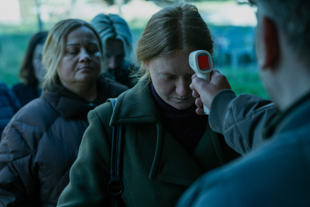 Escena de Made in EU (2025) donde la protagonista es sometida a un control de temperatura durante la pandemia.