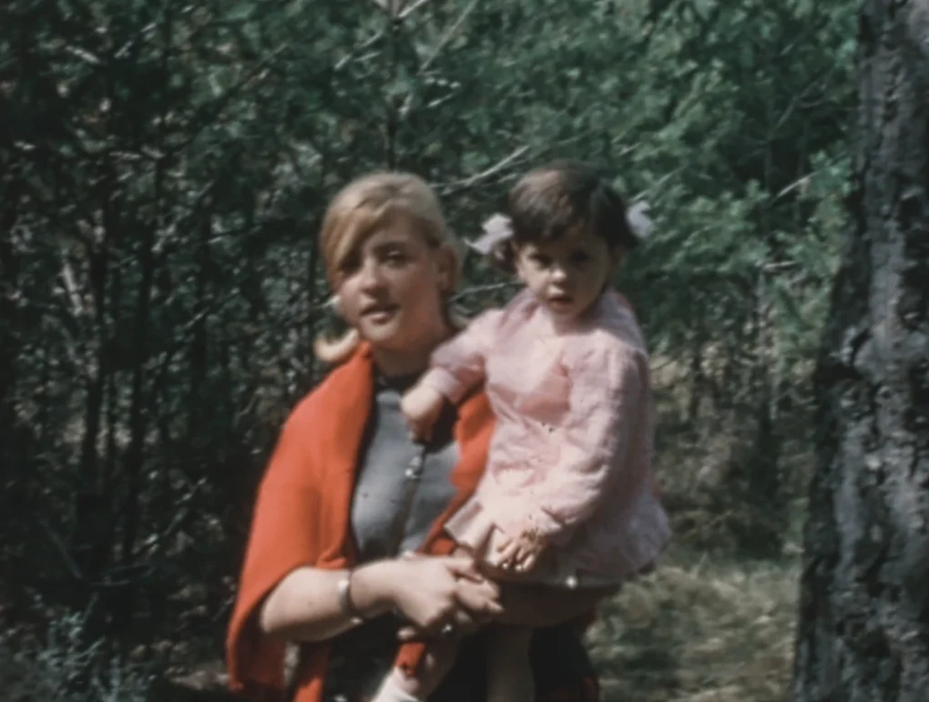 Carmen sosteniendo a Griselda Riera Fiter en Erem, una gran familia (2024)