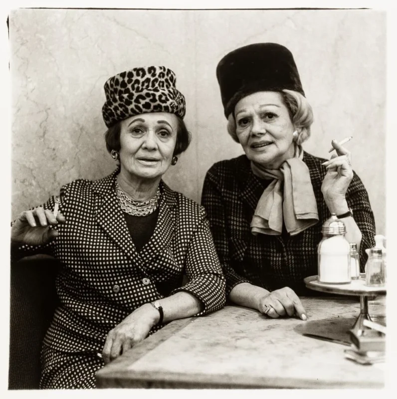Fotografía de Diane Arbus titulada Dos señoras en el restaurante, Nueva York, 1966.