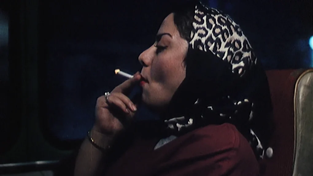 Mujer fumando en interior en El círculo (2000) de Jafar Panahi