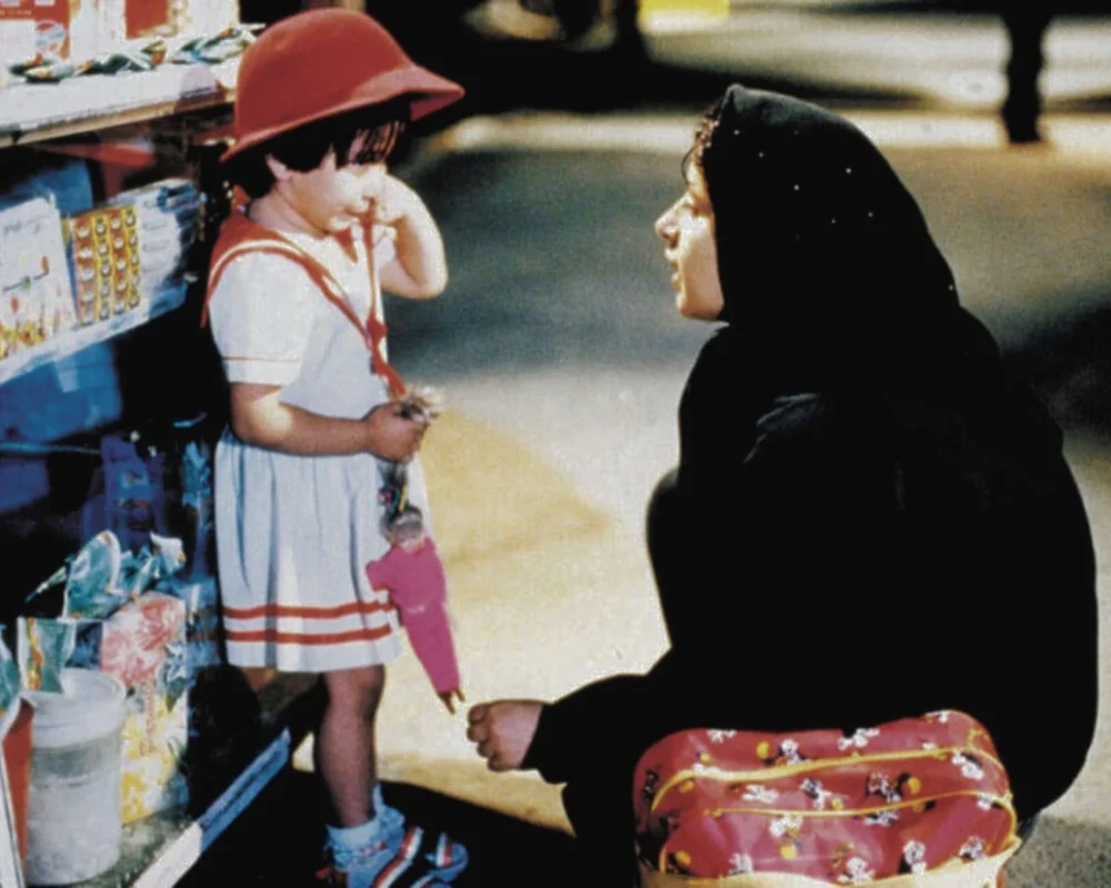 Mujer y niña en la calle en El círculo (2000) de Jafar Panahi
