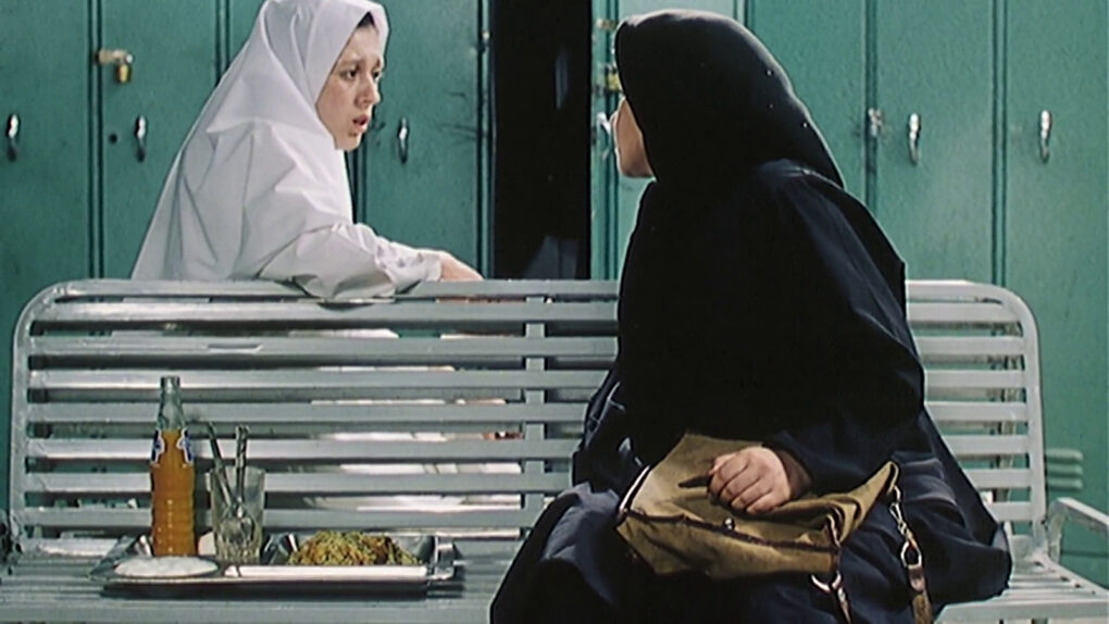 Mujer y jovenconversando en banco en El círculo (2000) de Jafar Panahi