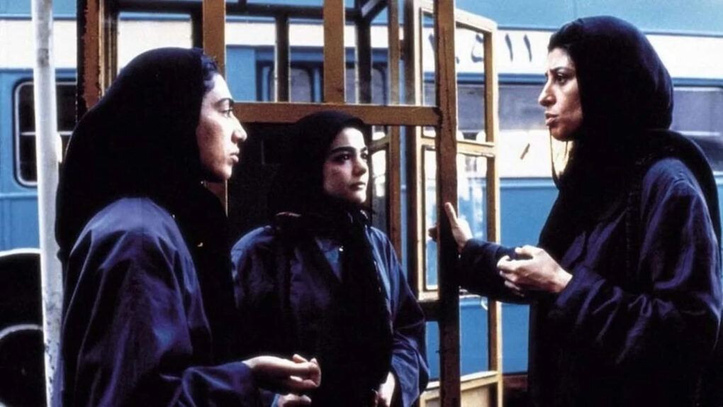 Tres mujeres conversando en estación en El círculo (2000) de Jafar Panahi