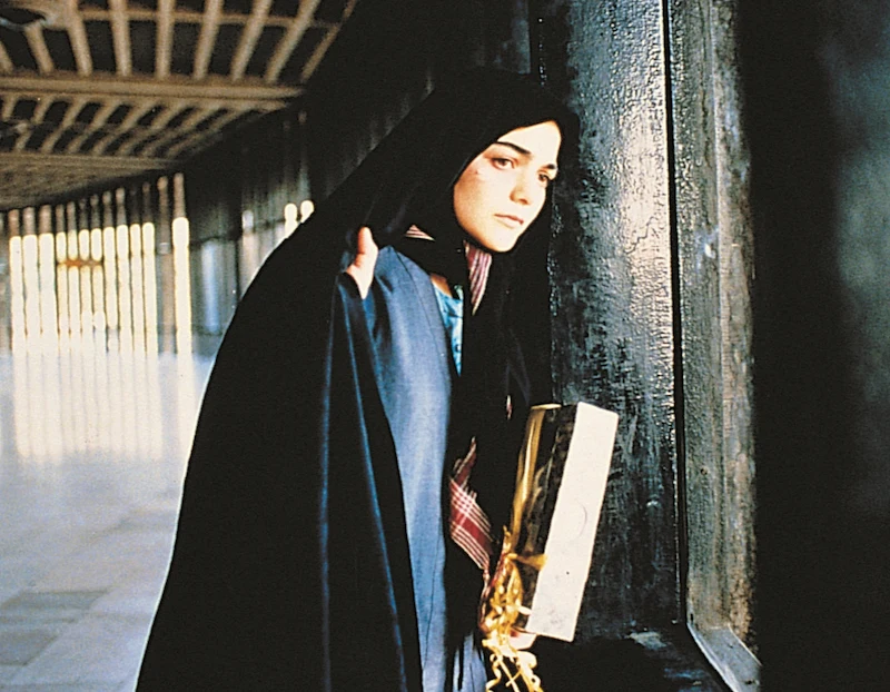 El círculo 2000 película de Jafar Panahi mujer mirando por la ventana en Teherán