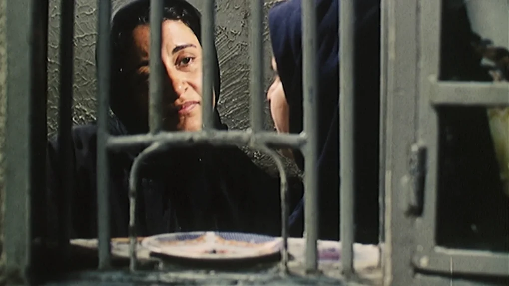 Mujeres tras rejas en prisión en El círculo (2000) de Jafar Panahi