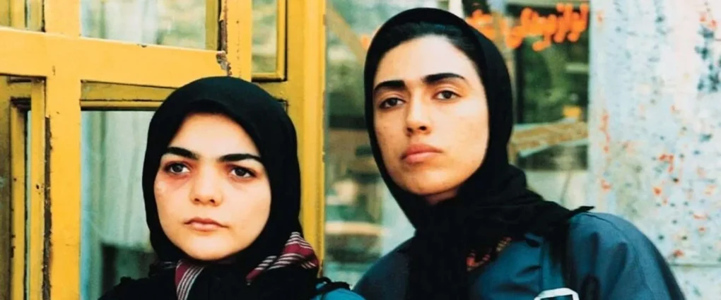 Primer plano de dos mujeres en El círculo (2000) de Jafar Panahi