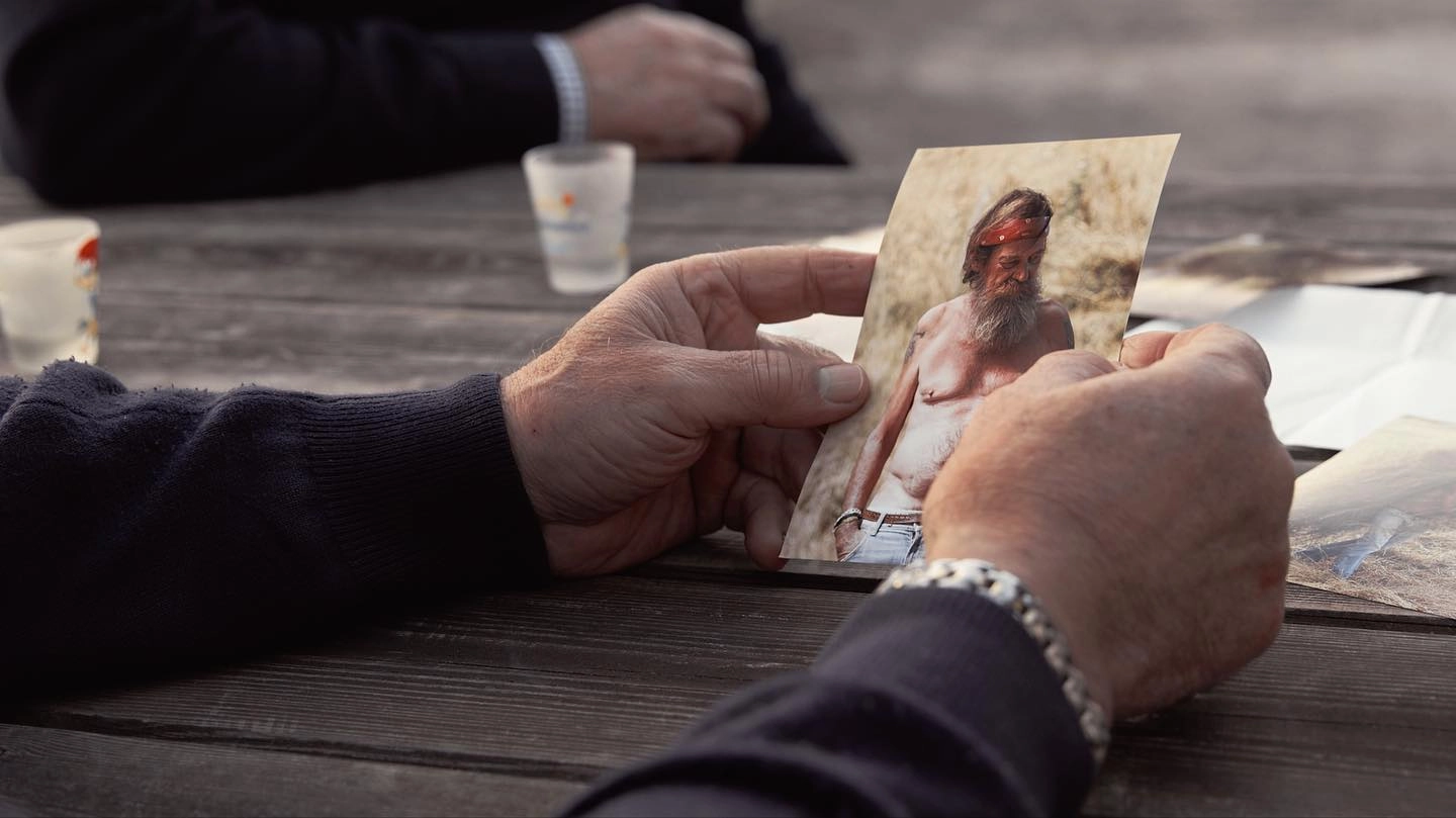 Fotograma de El día que tal… (2025) de Pablo Casanueva con fotografía de Miguel “El Melenas”