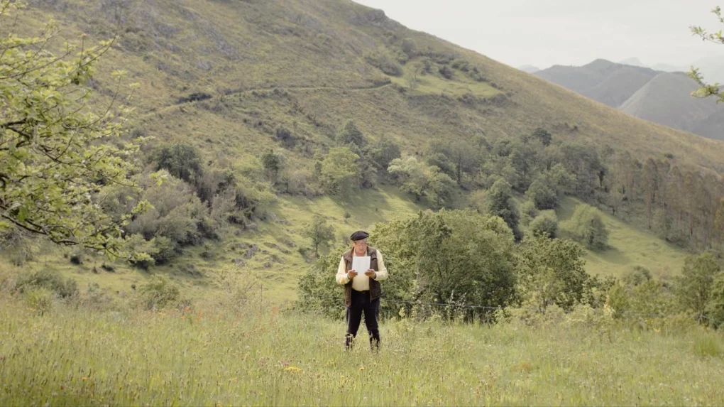Miguel leyendo un poema en el paisaje rural asturiano en El día que tal… de Pablo Casanueva