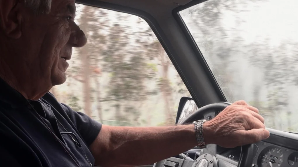 Escena del trayecto en coche en El día que tal… de Pablo Casanueva