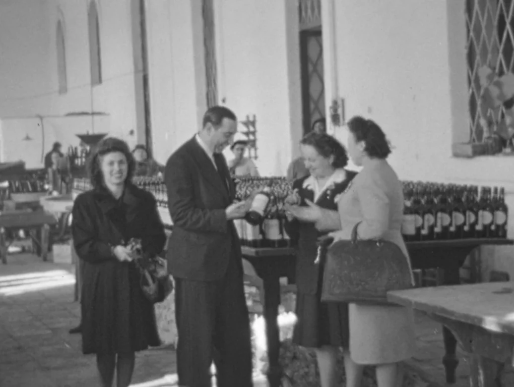 Escena en la fábrica familiar en Érem una gran familia (2026) con miembros de la familia Riera Fiter