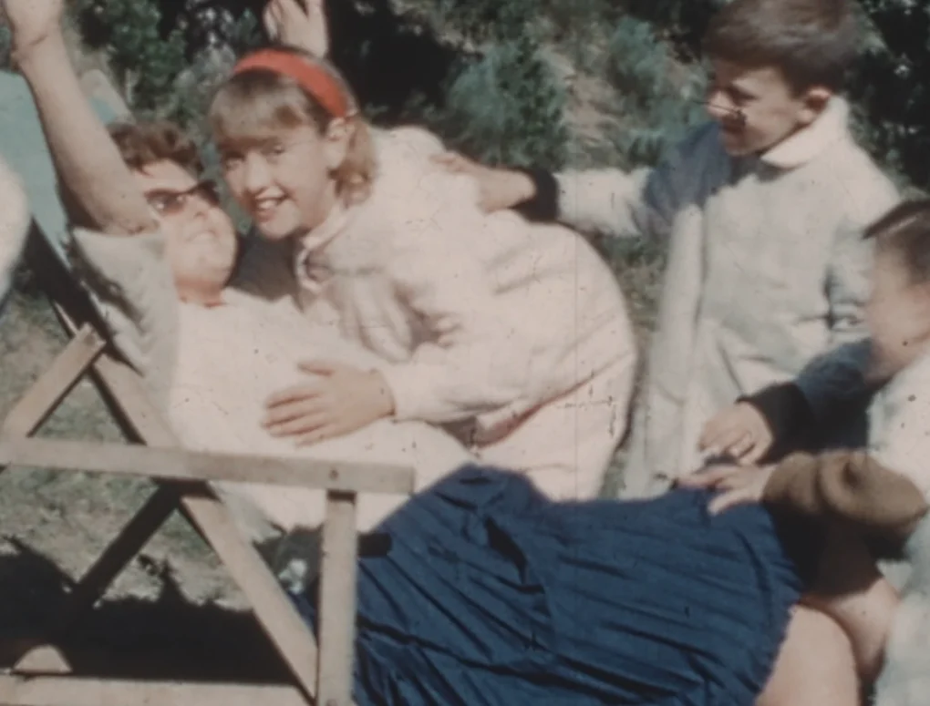 Niños y familia jugando en una escena de archivo en Érem una gran familia (2026)