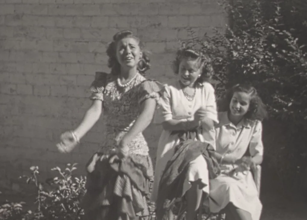 Mujeres actuando ante la cámara en una escena de archivo de Érem una gran familia (2026)