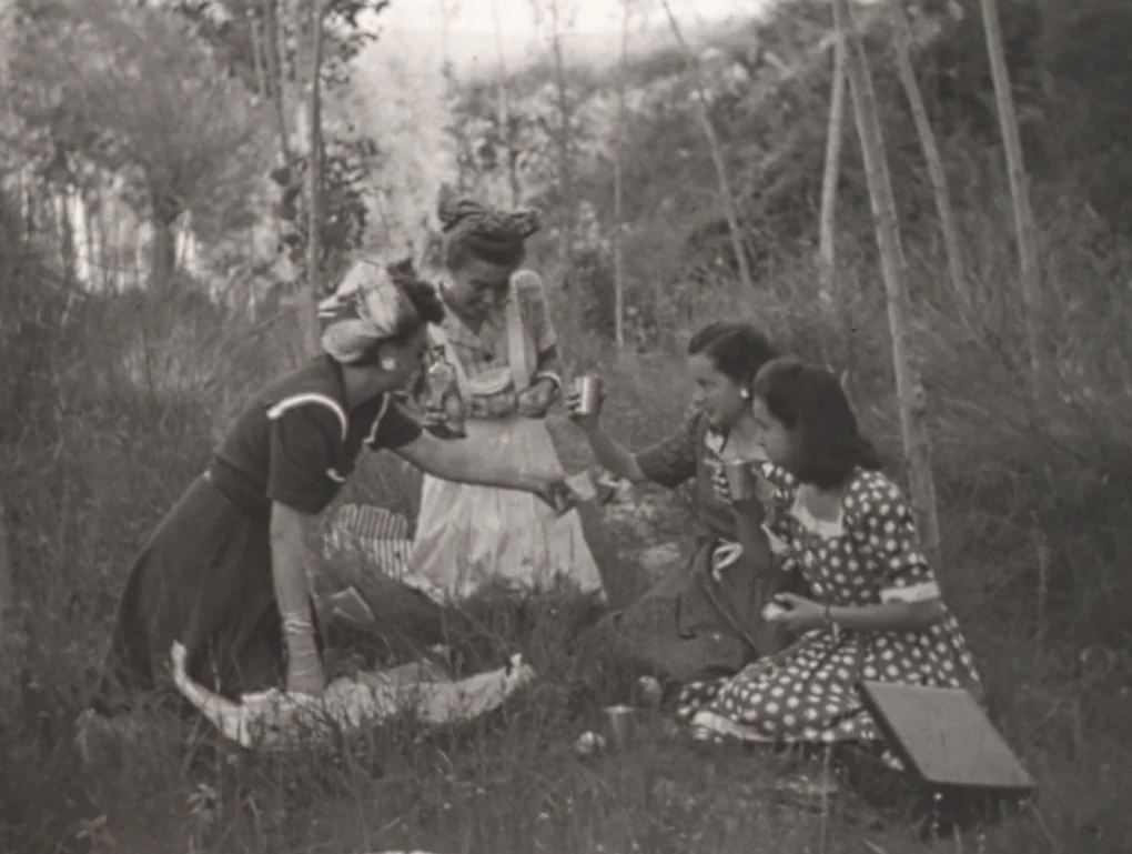 Familia compartiendo un picnic en una escena de archivo de Érem una gran familia (2026)