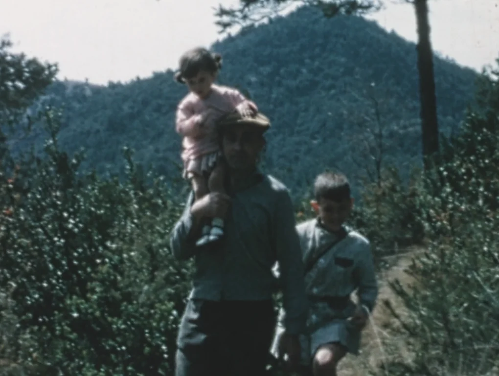 adre con sus hijos en el campo en Erem, una gran familia (2024)