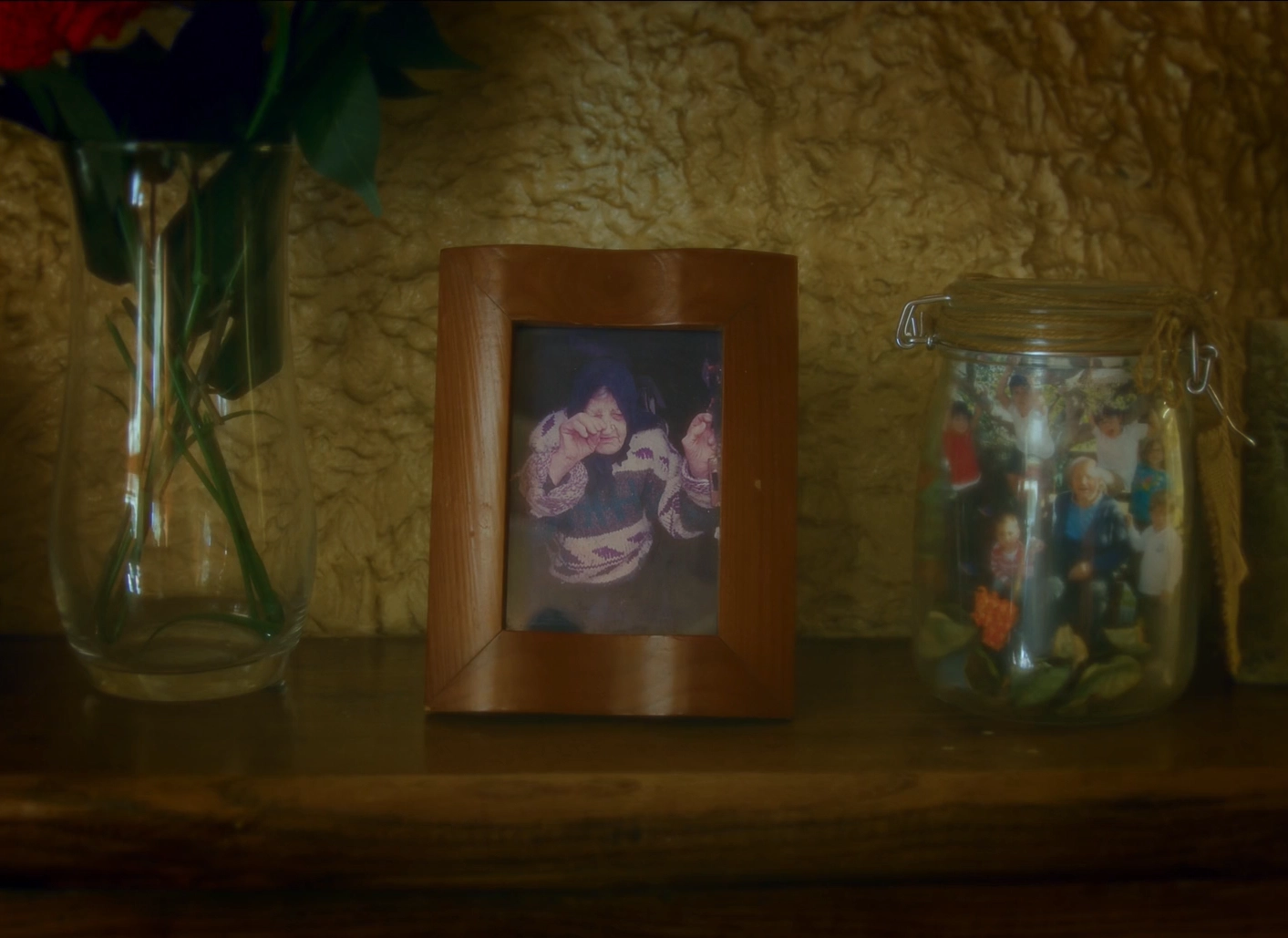 Fotografía de Yudita en un marco junto a recuerdos familiares en Una mujer que conocí llamada Yudita