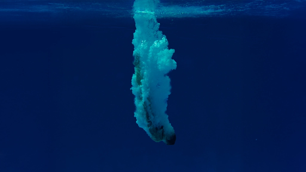 Lía Lugilde reflexiona sobre el salto como gesto simbólico en su cortometraje documental Saltar, ambientado en Asturias