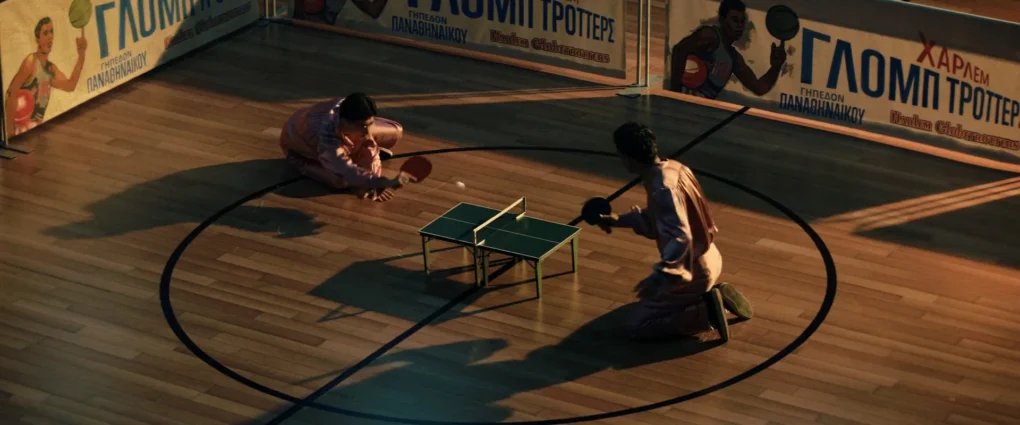 Escena de ping-pong en Marty Supreme (2025) protagonizada por Timothée Chalamet