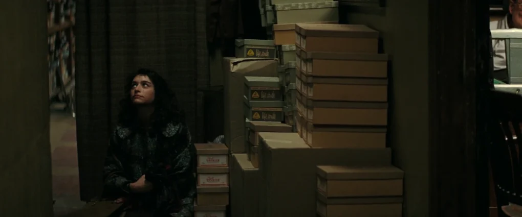 Rachel Mizler observa en una escena de Marty Supreme (2025)