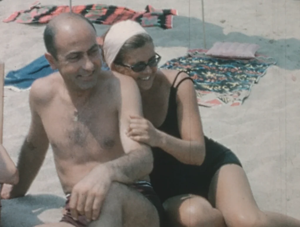 Miquelina Finet y Josep en la playa en Erem, una gran familia (2024)