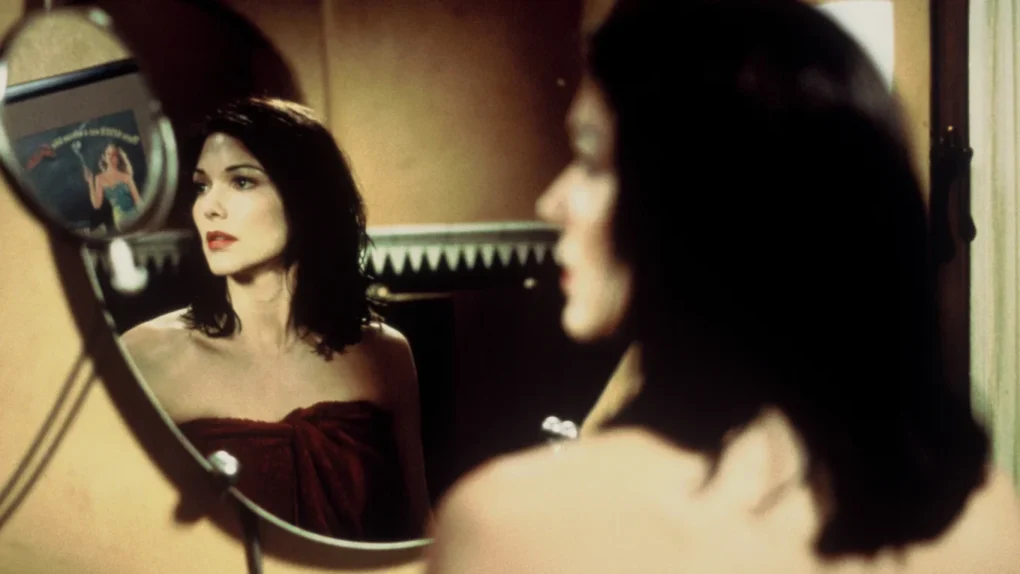 Fotograma de Mulholland Drive de David Lynch con una mujer reflejada en un espejo.