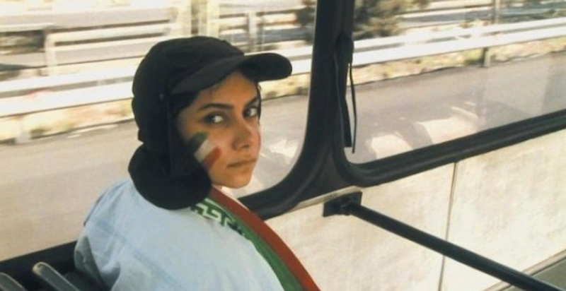 Offside 2006 película de Jafar Panahi joven con la cara pintada en un autobús rumbo al estadio