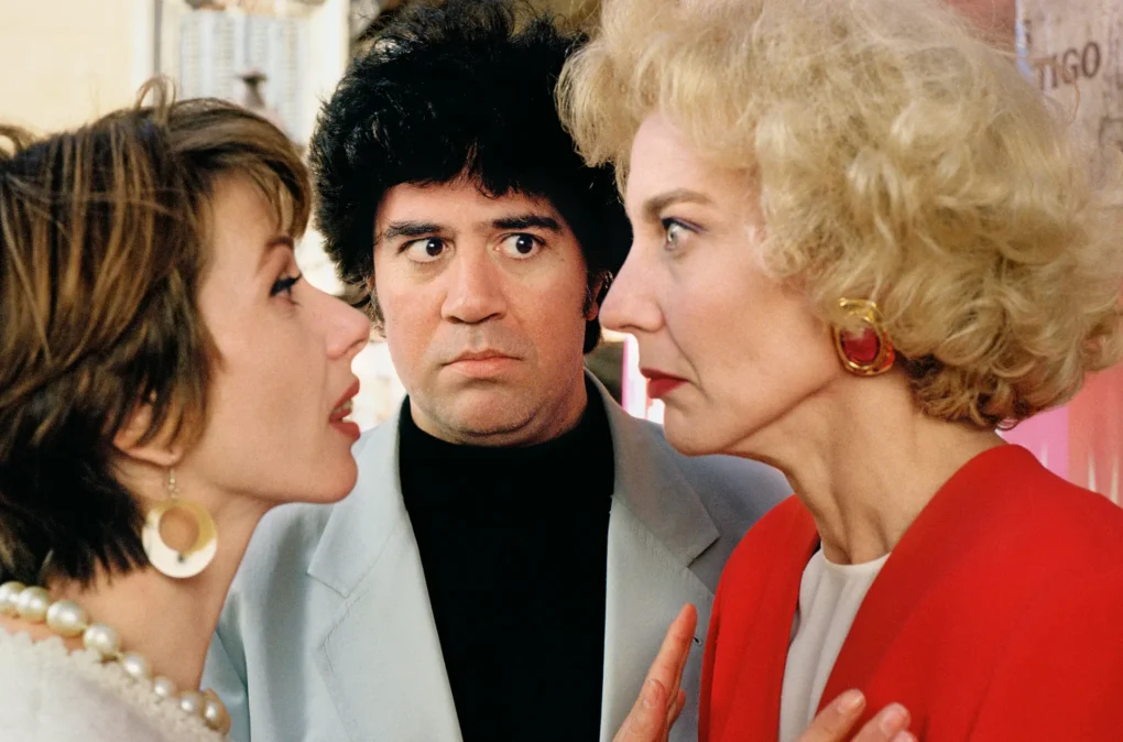 Imagen de una película de Pedro Almodóvar con tres personajes en primer plano.