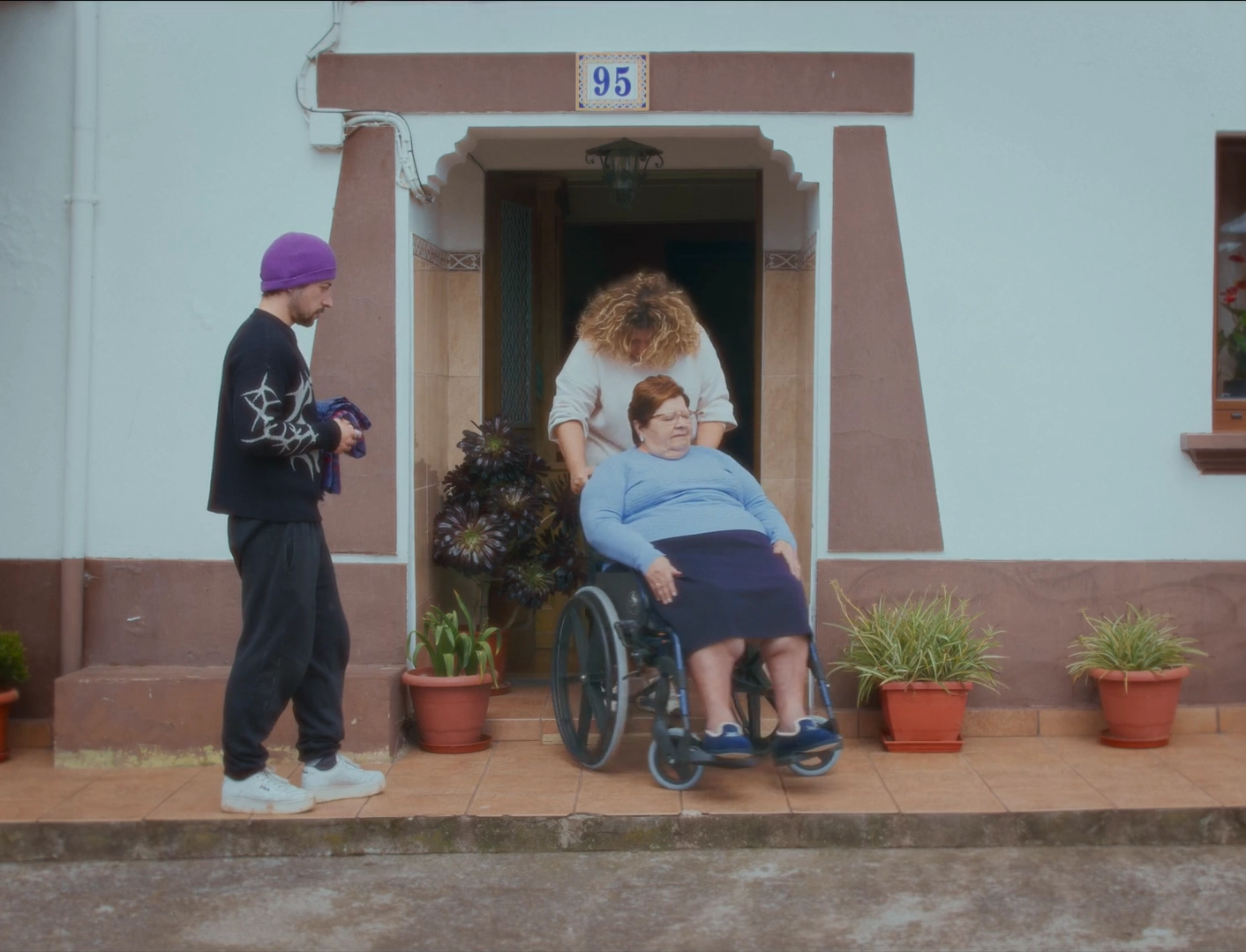 Rodrigo Agüera junto a su tía Montse y su abuela en Una mujer que conocí llamada Yudita