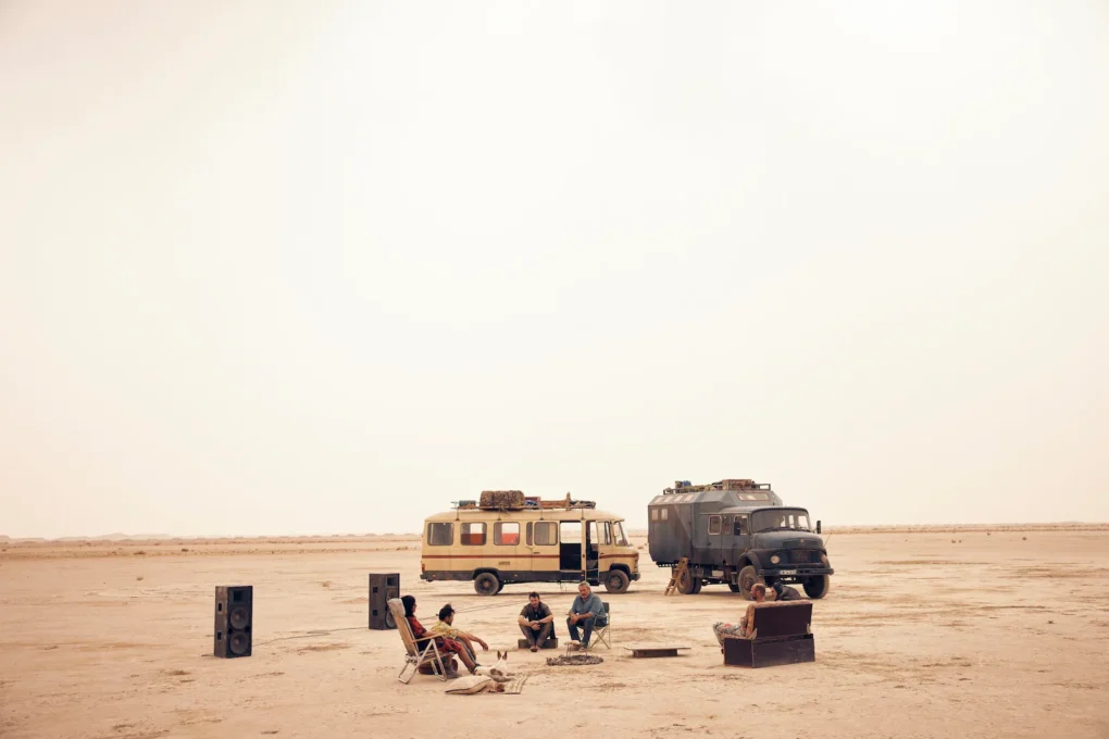 Sergi López y otros personajes reunidos en el desierto en Sirat (2025) de Óliver Laxe.