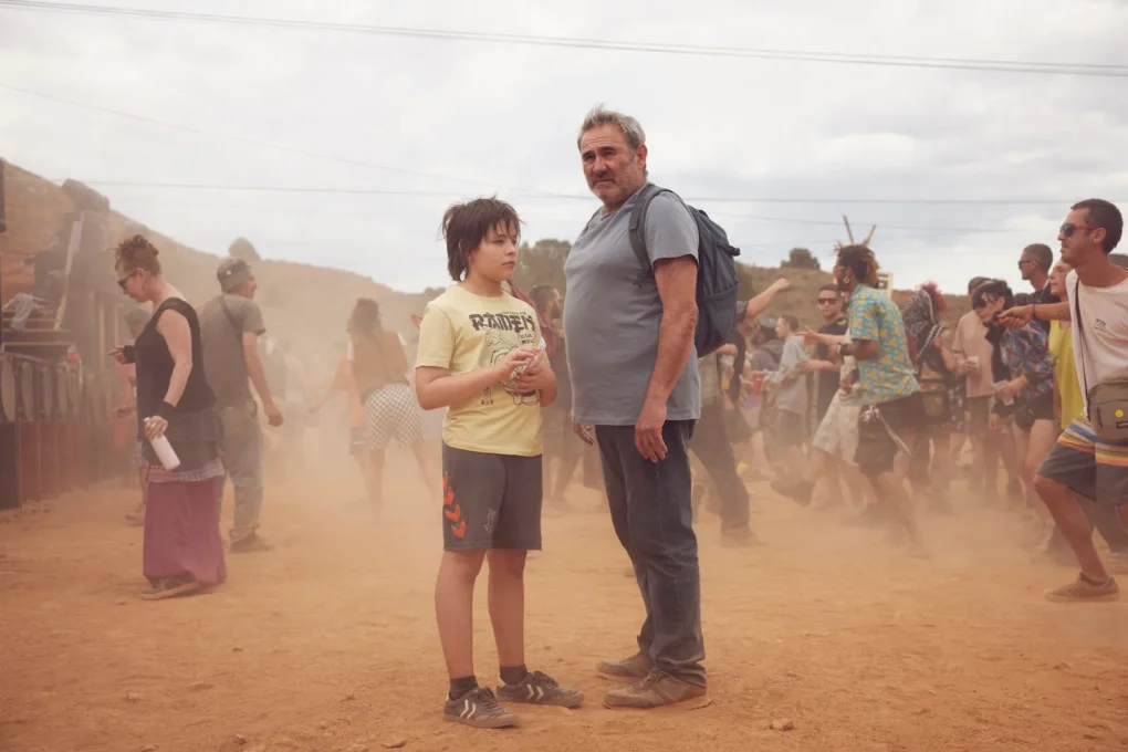 Sergi López y Bruno Núñez en una rave en el desierto en Sirat (2025)