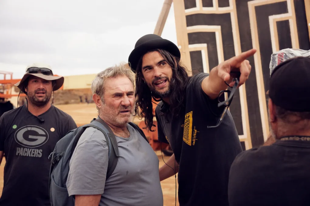 Sergi López y Óliver Laxe durante el rodaje de Sirat (2025)