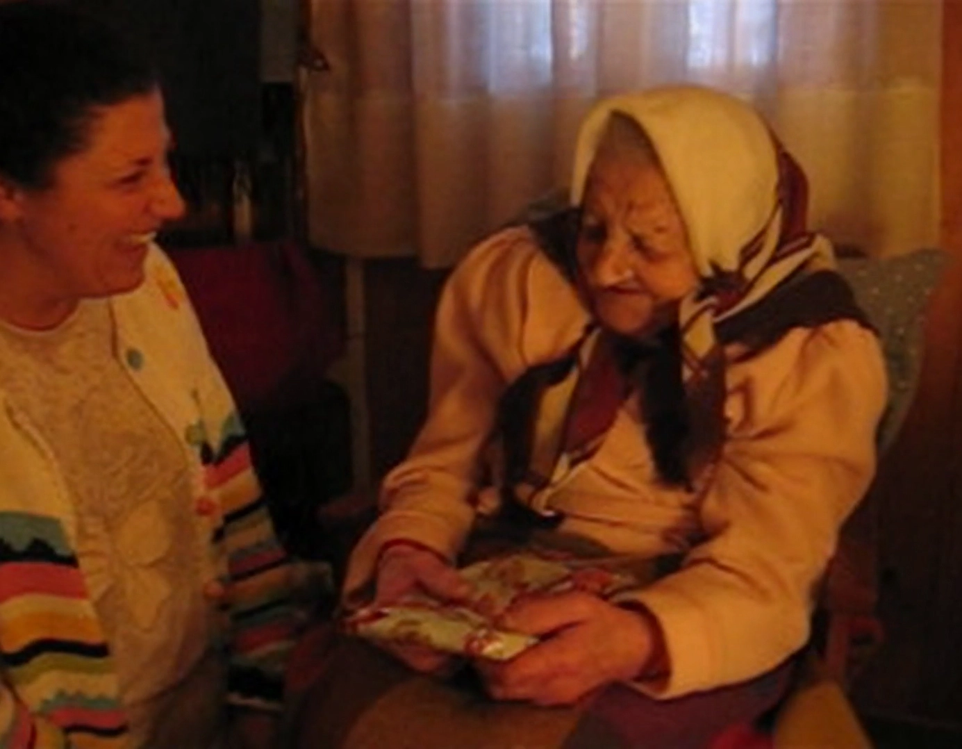 Montse junto a Yudita en su casa en el cortometraje Una mujer que conocí llamada Yudita