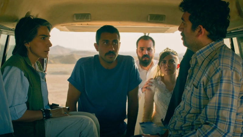 Un simple accidente 2025 película de Jafar Panahi escena en furgoneta con varios personajes en tensión