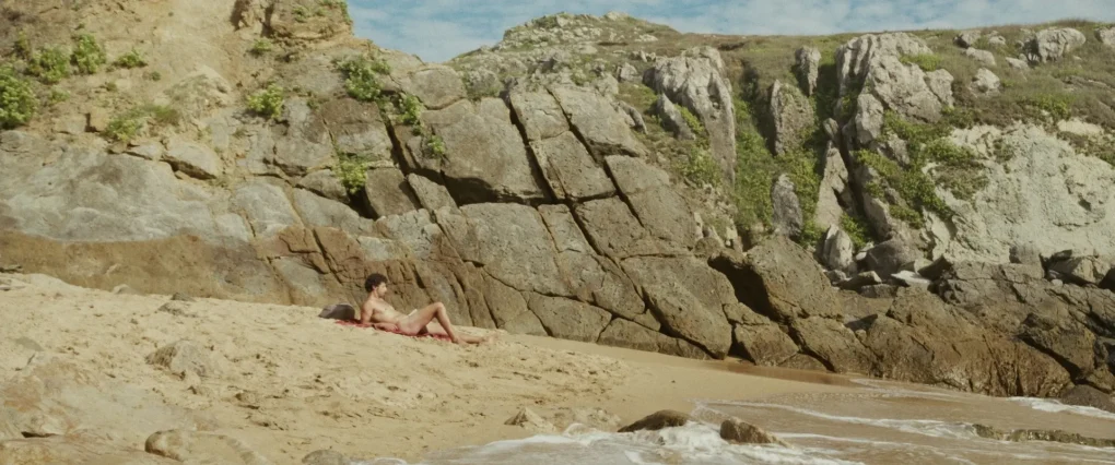 Fotograma del cortometraje Una playa (2025) ambientado en la costa del norte de España