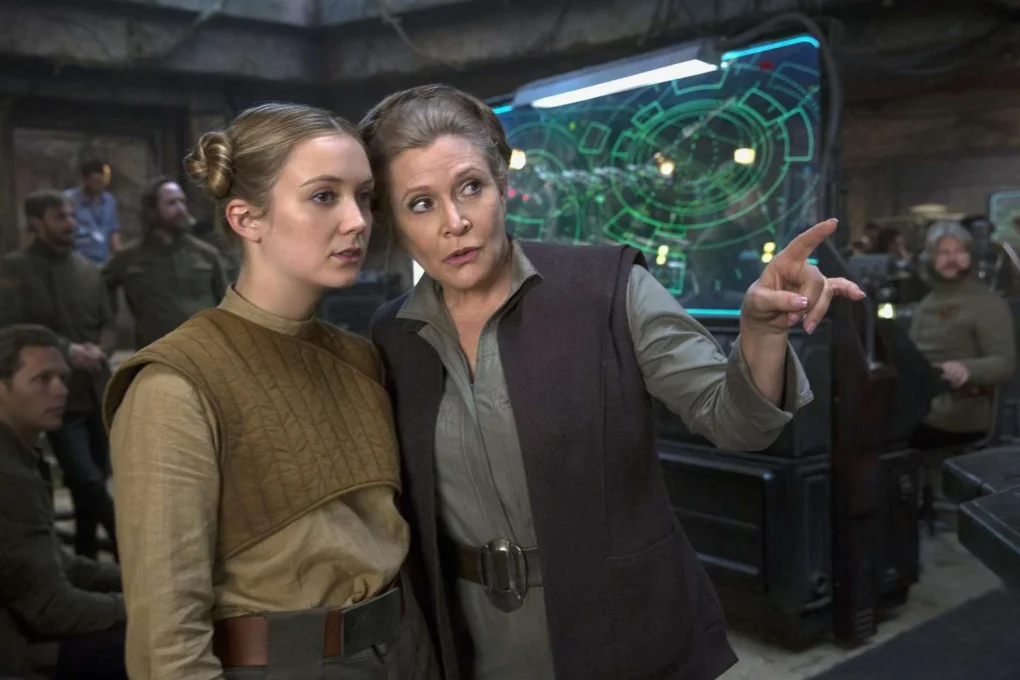 Carrie Fisher interpreta a la princesa Leia junto a otro personaje en una escena de Star Wars: El despertar de la Fuerza.