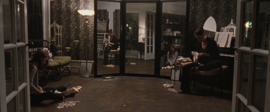 Nina en el interior de su casa rodeada de reflejos en Cisne negro (2010)