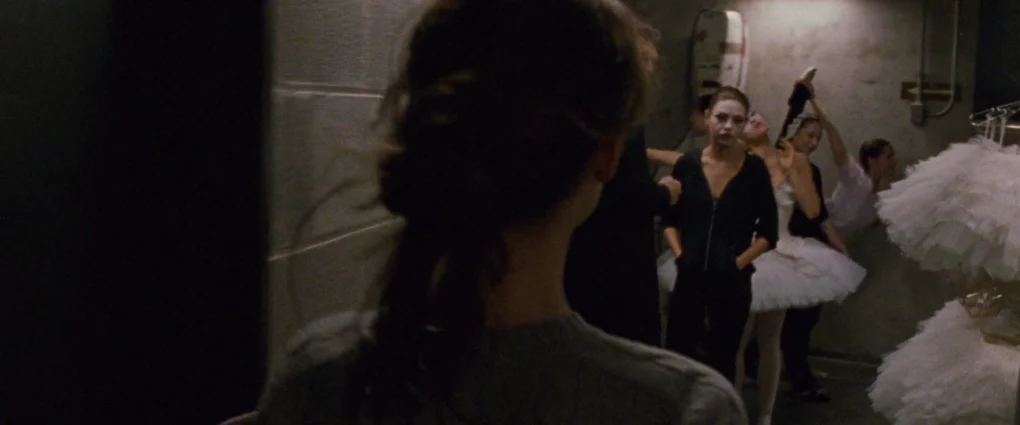 Nina observa a otras bailarinas entre bambalinas en Cisne negro (2010)
