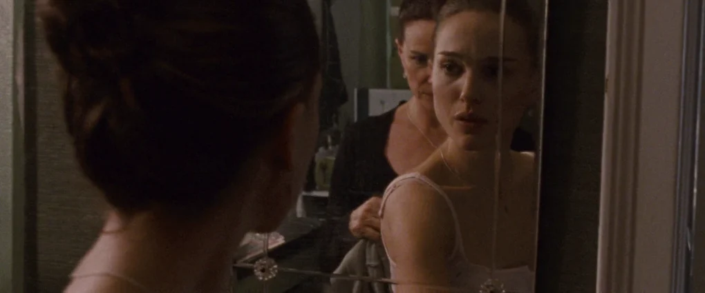 Cisne negro (2010) Nina y su madre frente al espejo