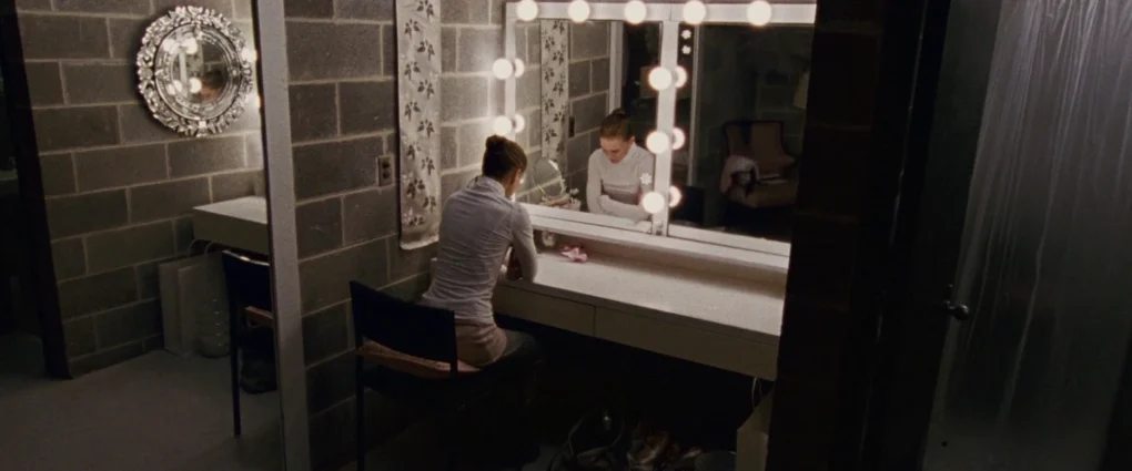 Nina sentada frente al espejo del camerino en El cisne negro (2010).