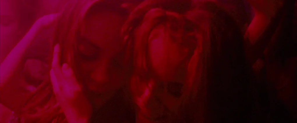 Nina y Lily en una escena de luz roja en El cisne negro (2010).