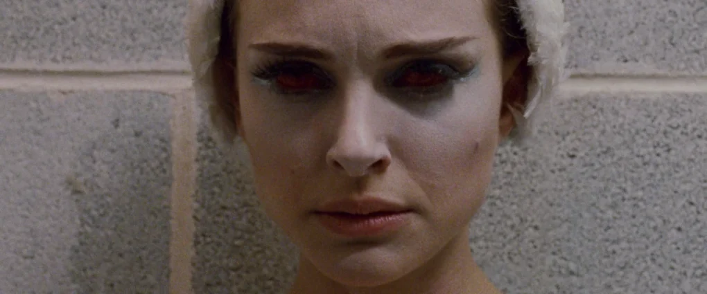 Primer plano de Nina con una mirada alterada en El cisne negro (2010).