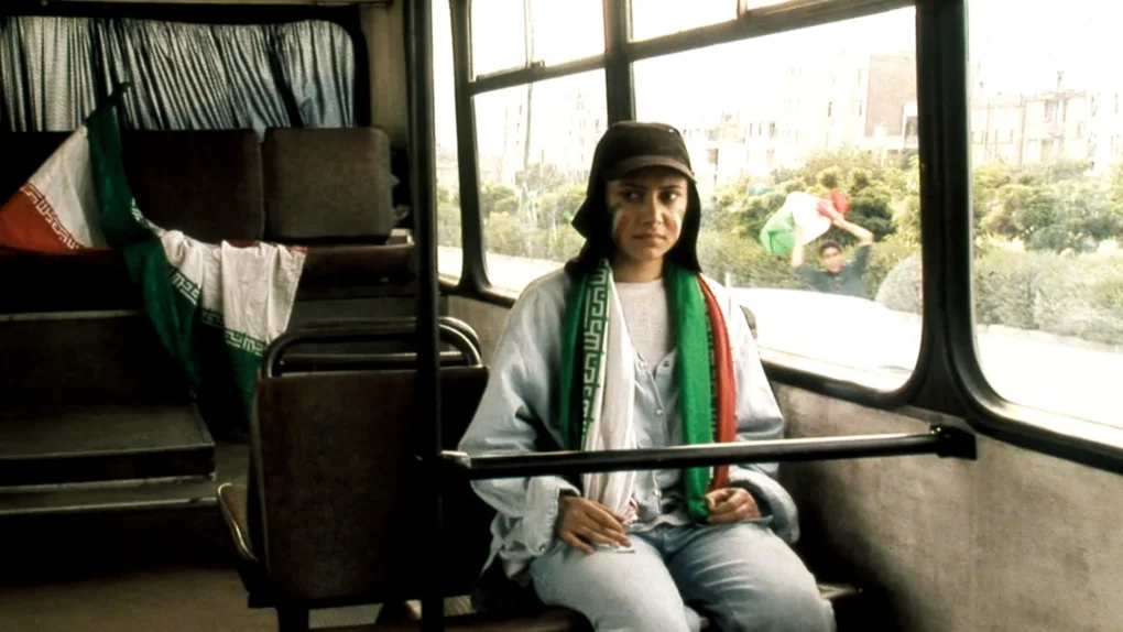 Fotograma de Offside (Fuera de juego) de Jafar Panahi con una joven aficionada en el interior de un autobús.