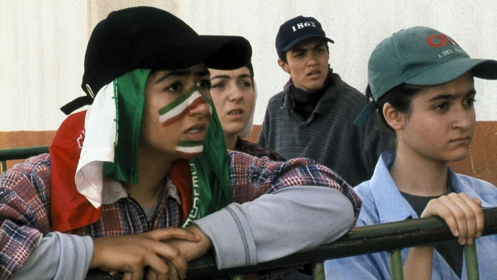 Fotograma de Offside (Fuera de juego) de Jafar Panahi con varias jóvenes aficionadas al fútbol.